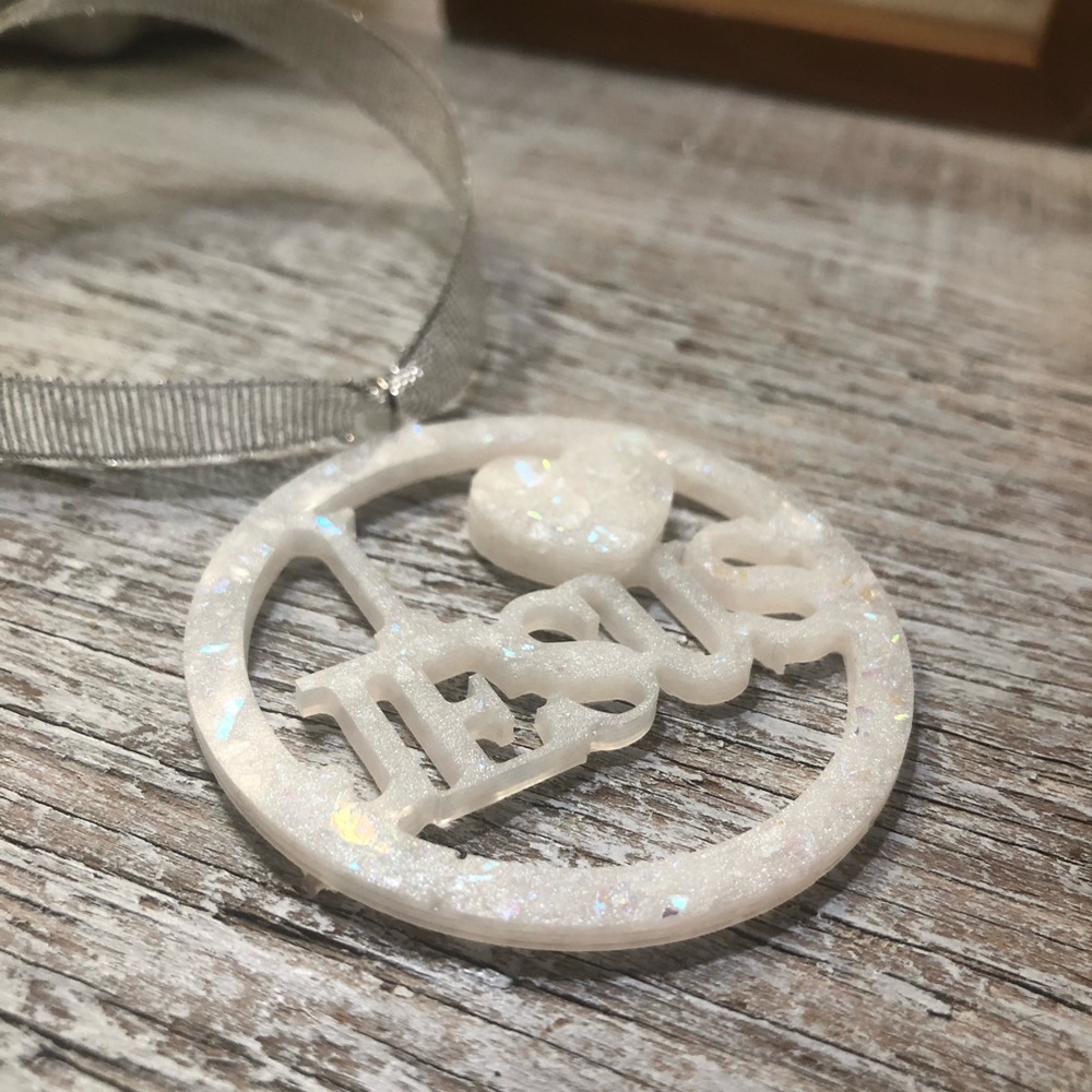 I ❤️ Jesus Ornament - Picture 5 of 10